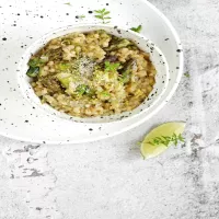 Wiosenne pęczotto z zielonymi szparagami i cukinią