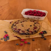 wegańskie i bezglutenowe ciasto karobowe z owocami