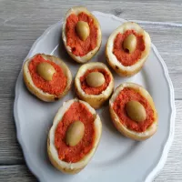 Ziemniaczane łódeczki faszerowane pomidorowo-paprykową pastą