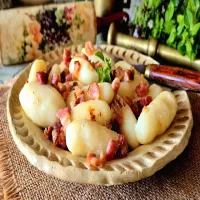 Kluski ziemniaczane z okrasą z boczku wędzonego