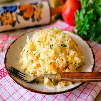 Szybka surówka z kiszonej kapusty