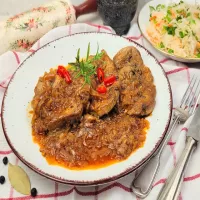 Karkówka duszona w cebuli