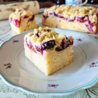 Ciasto jogurtowe ze śliwkami i kruszonką