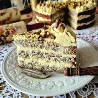 Tort makowy z kremem pistacjowym