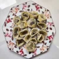 Uszka z grzybami leśnymi lub pieczarkami