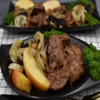 Wątróbka drobiowa z cebulką i śliwkami