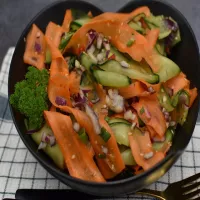 Świąteczna sałatka z ogórkiem i marchewką