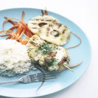 Szaszłyk z indyka faszerowany mozzarella i szałwią