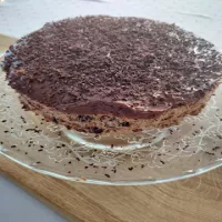 260. Lekki tort czekoladowy z orzechami i owocami