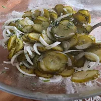 Surówka z ogrórków małosolnych