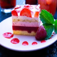 Przekładane ciasto truskawkowe