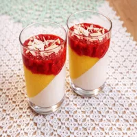 Deser z mango i malinami