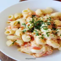 Makaron z burratą i pomidorami