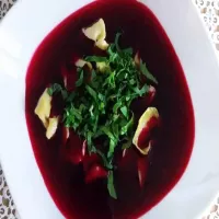 Barszcz z pieczonych buraków z malinami