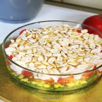 Warstwowa sałatka na Sylwestra z orzeszkami