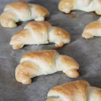 Rogaliki z serem i jabłkami (drożdżowe)