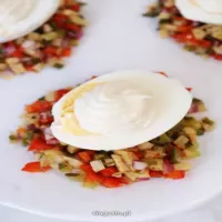 Jajka na warzywach – przystawka na zimno