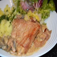 Plastry schabu duszone w sosie z pieczarkami i boczkiem