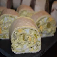 Tortilla z pastą z awokado, jajka i zielonego groszku