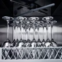 Jak wybrać zmywarkę gastronomiczną dopasowaną do potrzeb lokalu?