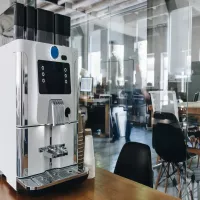 Aromat, który pracuje razem z zespołem – idealny ekspres do kawy do biura