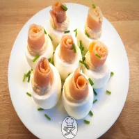 Jajka faszerowane z łososiem