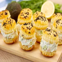 Mini bułeczki z ciasta francuskiego z łososiem