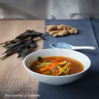 Japońska zupa z wołowiną i warzywami julienne