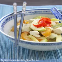 Zielone curry z cukinią, fasolką szparagową i kurczakiem