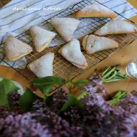 Drożdżowe trójkąty z rabarbarem