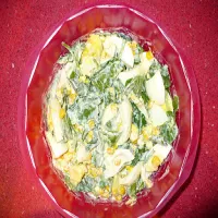 Sałatka z jajkiem i szpinakiem z sosem majonezowo - chrzanowym.