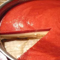 Śmietanowiec a la sernik na zimno z musem truskawkowym.