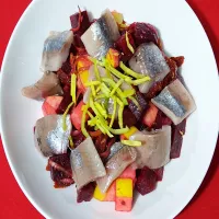 Sałatka z holenderskiego matjasa na buraczkach