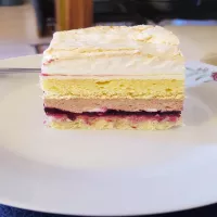 CIASTO BEZOWE Z KREMEM I PORZECZKAMI