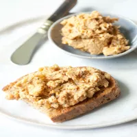 Pasta z ciecierzycy z karmelizowaną cebulą