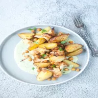 Pieczone warzywa z ciecierzycą w sosie z tahini