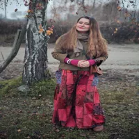 Jesienna stylizacja z szerokimi spodniami w stylu indyjskim