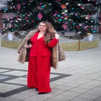 Czerwony garnitur damski i vintage futro – stylizacja