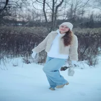 Zimowa stylizacja na śniegu – biel, jasne futerko i wygoda w jednym