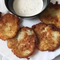 Chrupiące placki ziemniaczane z sosem czosnkowym