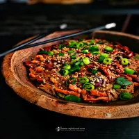 Makaron ryżowy fusion z boczkiem i kaparami