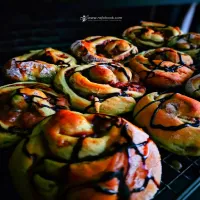 Bułki drożdżowe z musem jabłkowym i pandanem