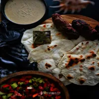 Egipski obiad – sałatka, chleb i Kofte