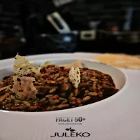 Risotto z czarnym czosnkiem i Parmigiano