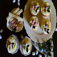 Waniliowe babeczki z kokosowym nadzieniem. Wielkanocne gniazdka.