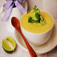 Zupa krem z batatów i kalafiora z dodatkiem puree z groszku i awokado