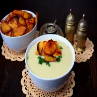 Zupa z topinamburu z pieczonymi chipsami ziemniaczanymi