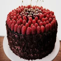 Tort czekoladowy przekładany musem malinowo-kokosowym