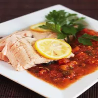 Lekki pstrąg z salsą pomidorową