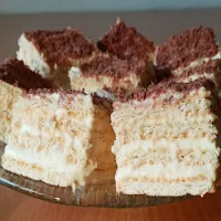 Proste śmietankowe ciasto bez pieczenia na herbatnikach